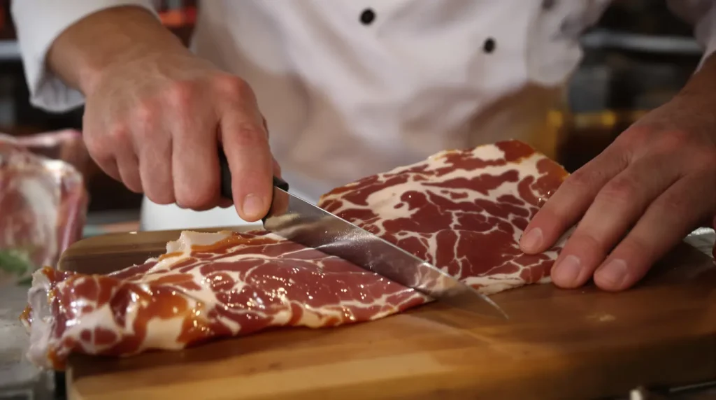 Les secrets du « Pata Negra » : le jambon 100 % ibérique nourri au gland conquiert le monde